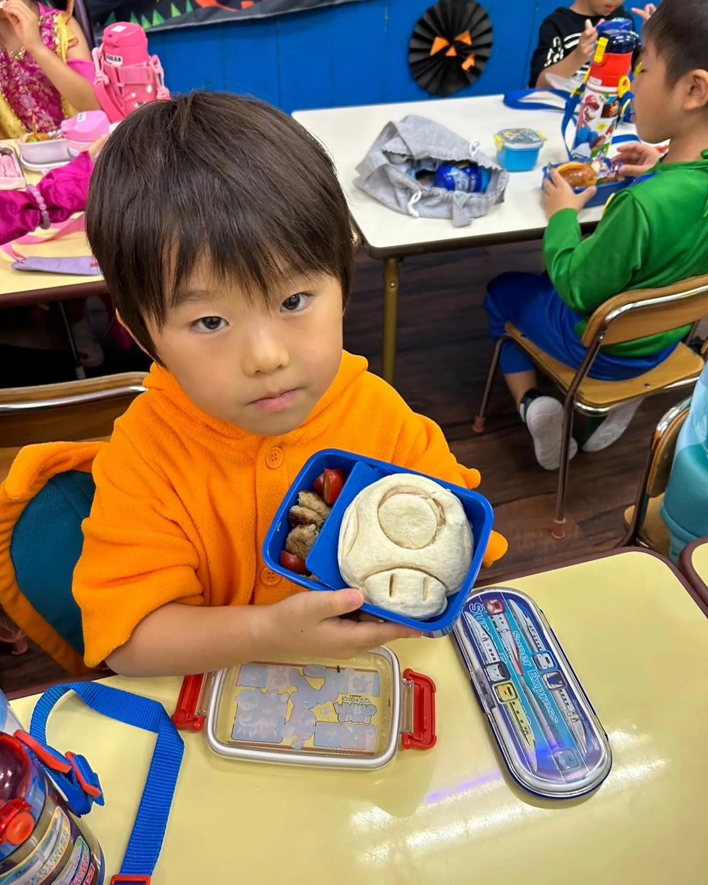 Lunch and craft time in kinder...