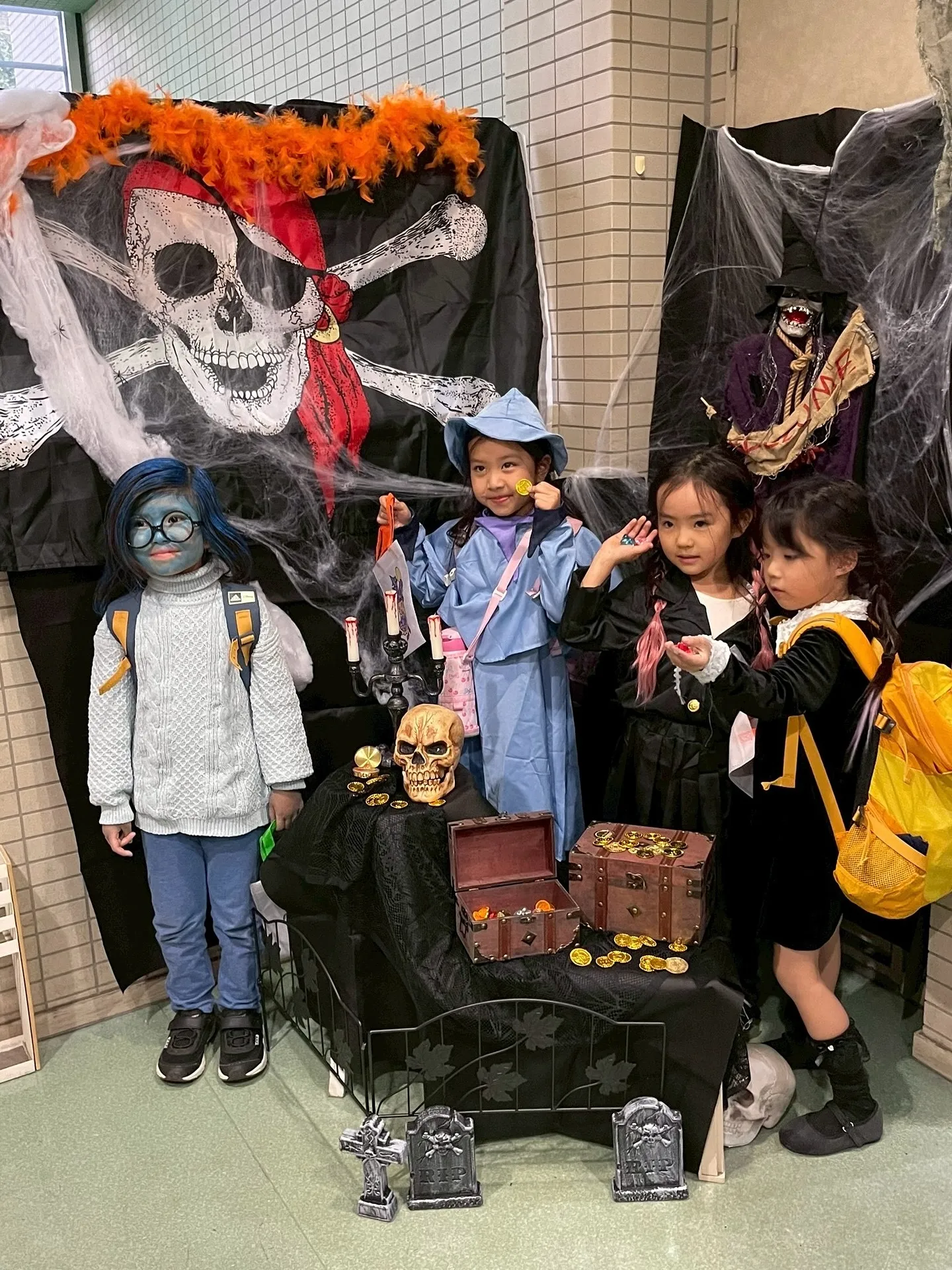 Trick or treat !!🎃👻