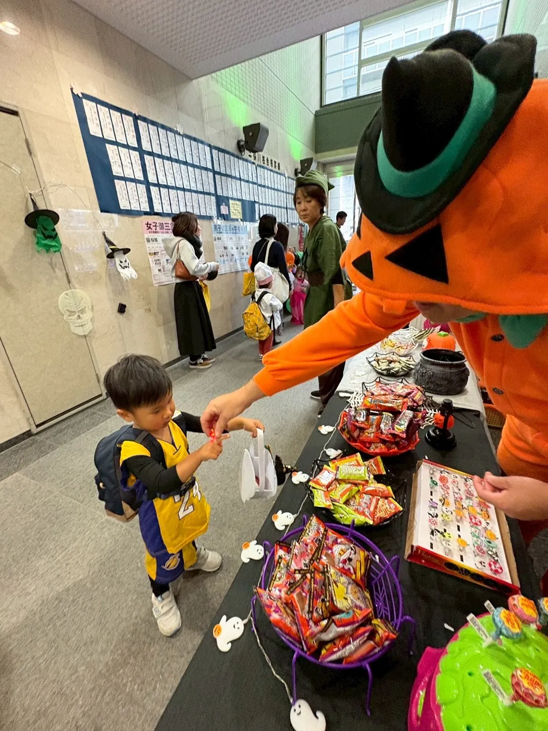 Trick or treat !!🎃👻