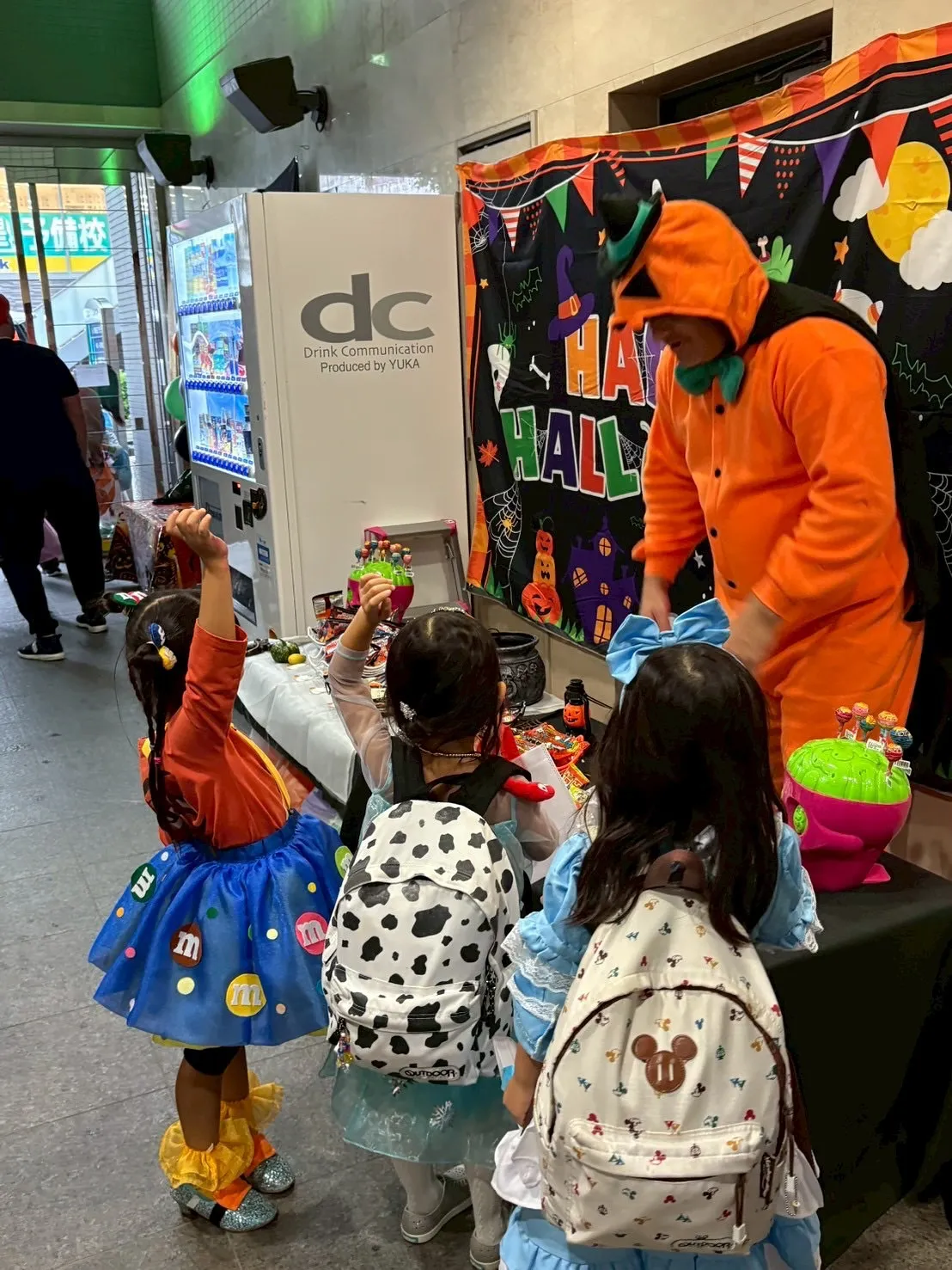 Trick or treat !!🎃👻