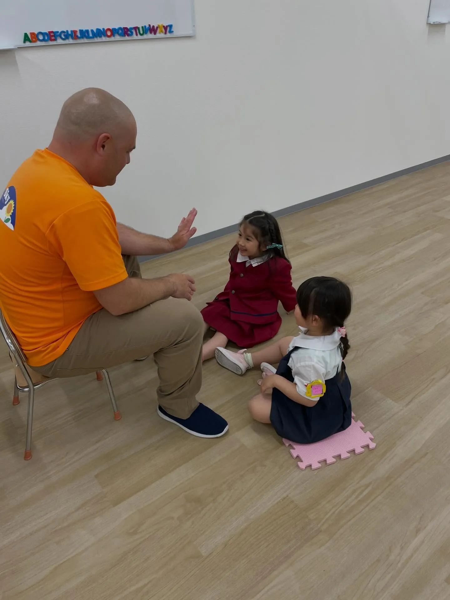 幼稚園生のクラスのRonnie先生のトライアルの様子です。