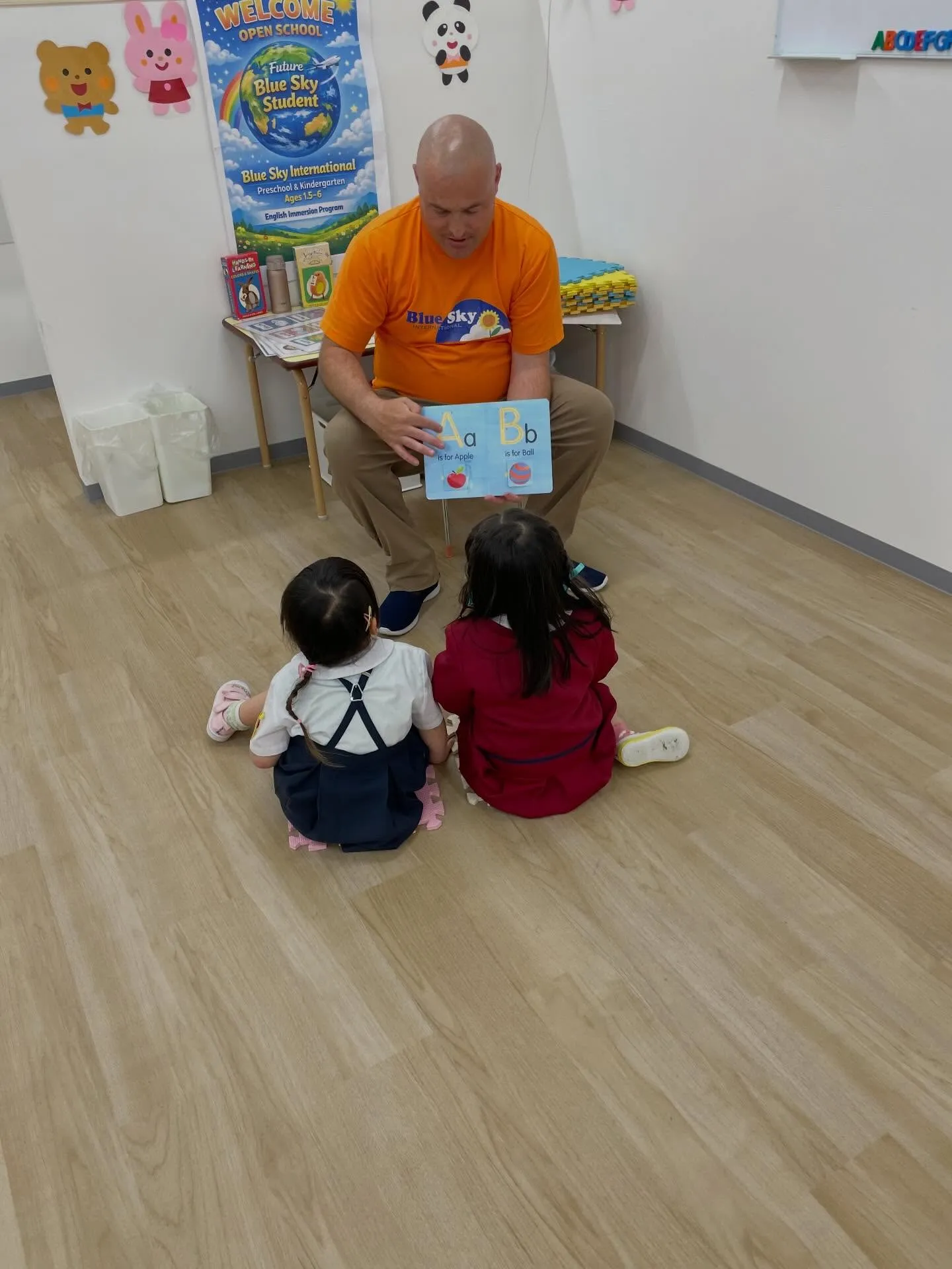 幼稚園生のクラスのRonnie先生のトライアルの様子です。