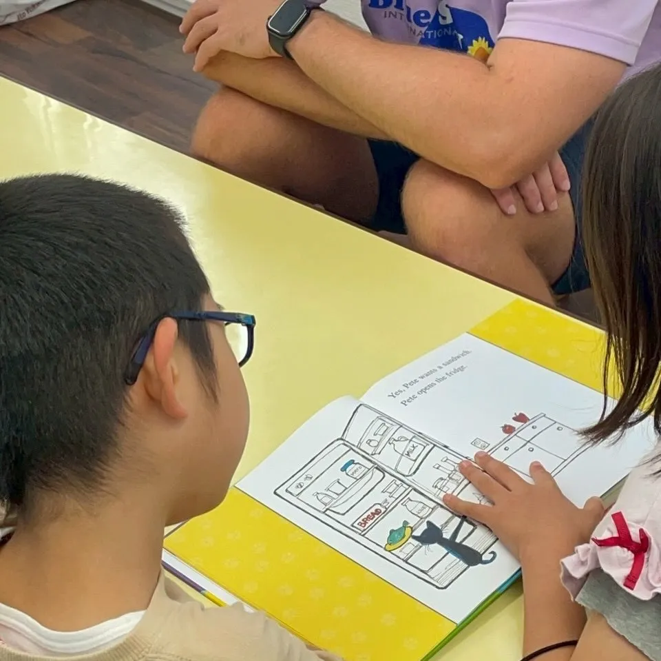 Bilingual makeup class